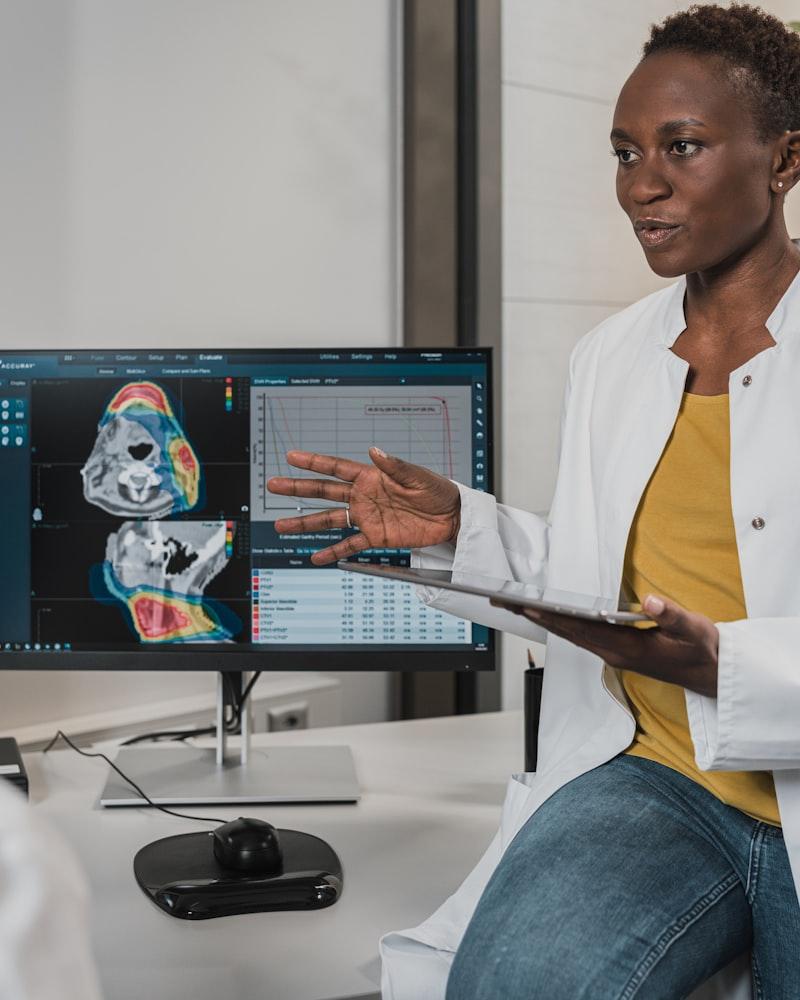 Médica utilizando tablet em ambiente clínico moderno